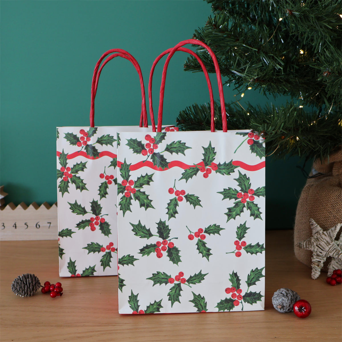 Holly and Red Berries Christmas Gift Bags x 8