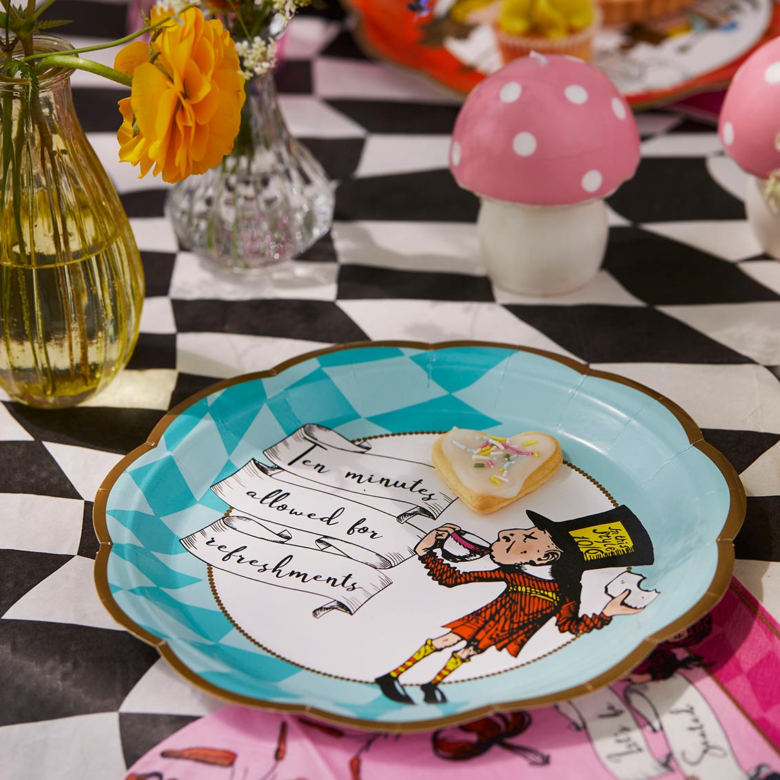 Alice in Wonderland Party Plates x 12