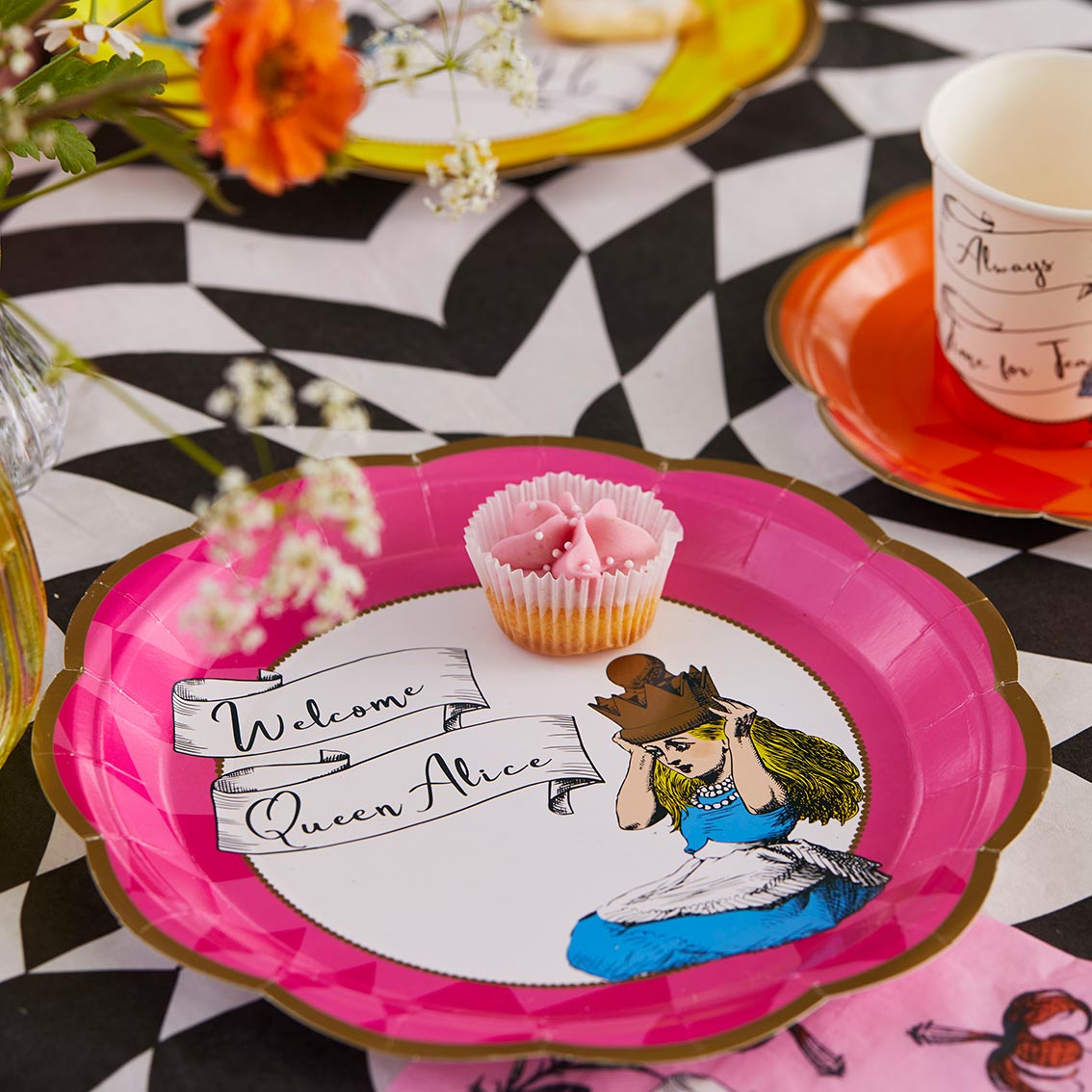 Alice in Wonderland Party Plates x 12